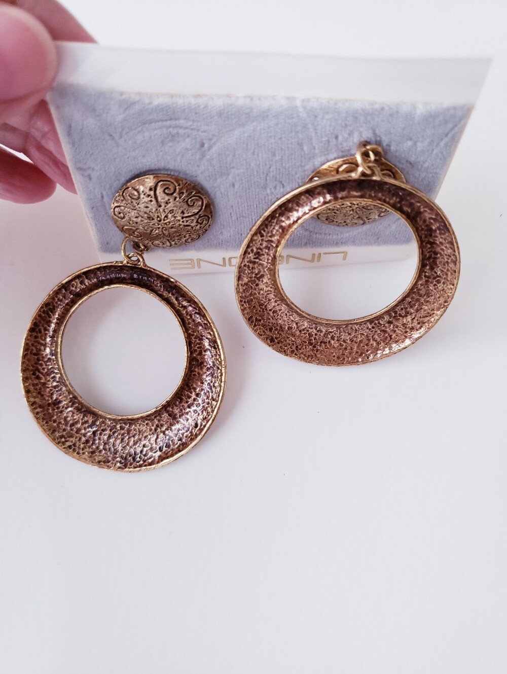 Vintage Line One Round Hoop Earrings - Picture 4 of 7